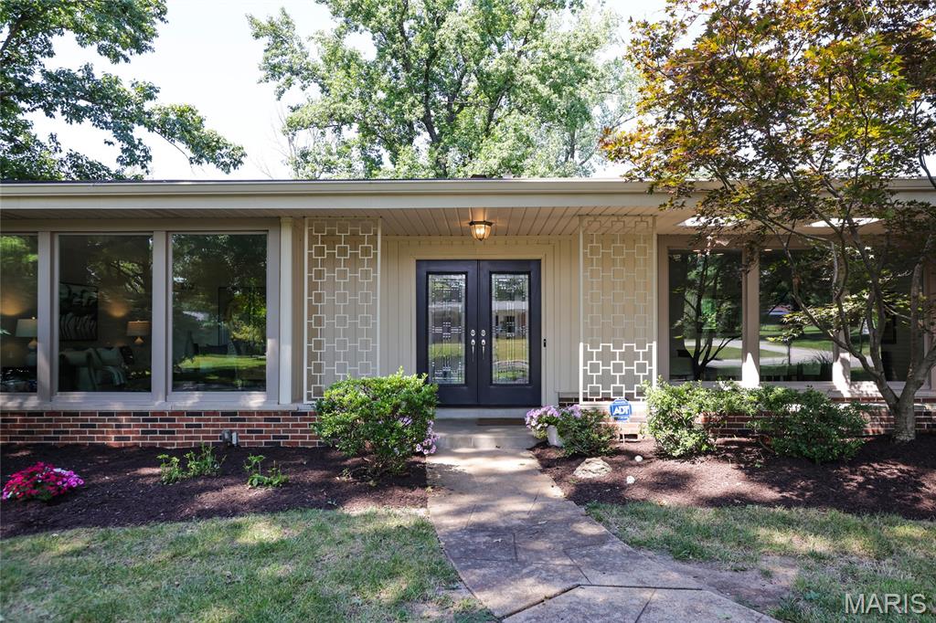 19 W Ladue Estates Drive Property Photo 2