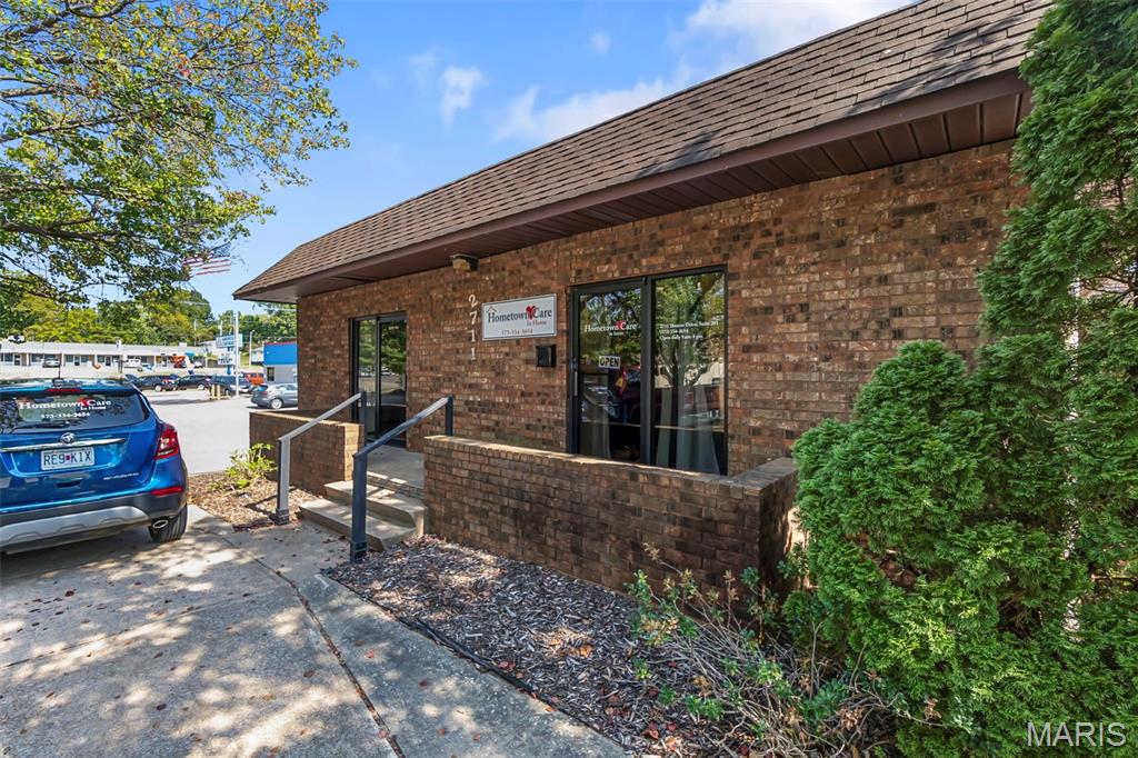 2711 Thomas Drive Property Photo 3