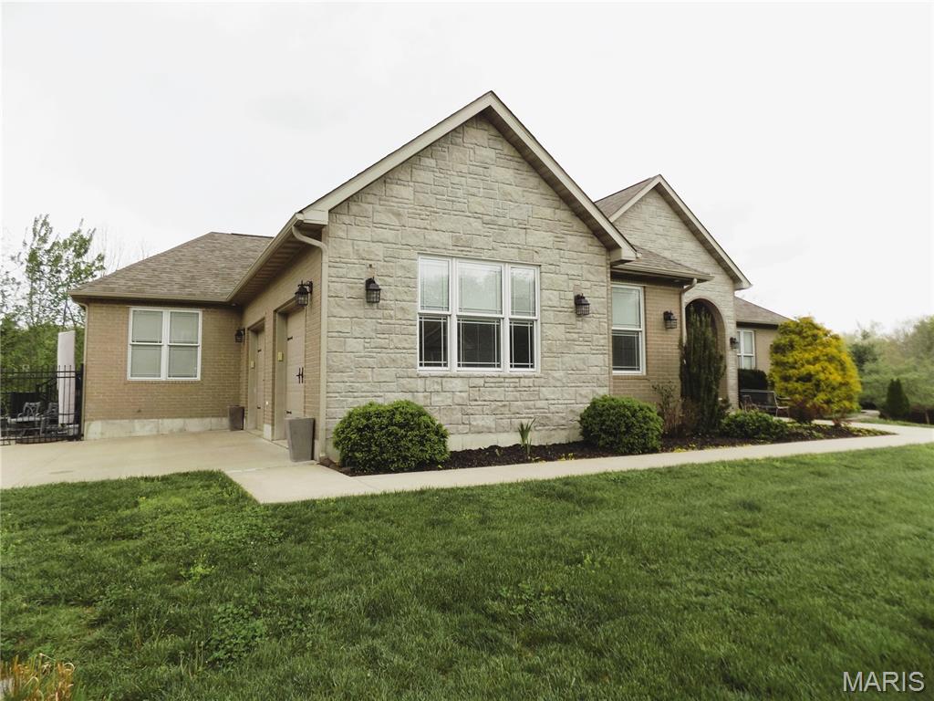 1011 Carriage Lane Property Photo 8