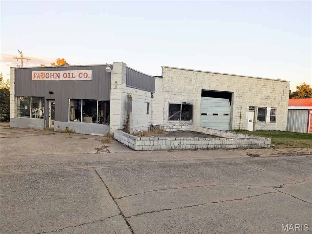 105 E Grand Avenue Property Photo 1