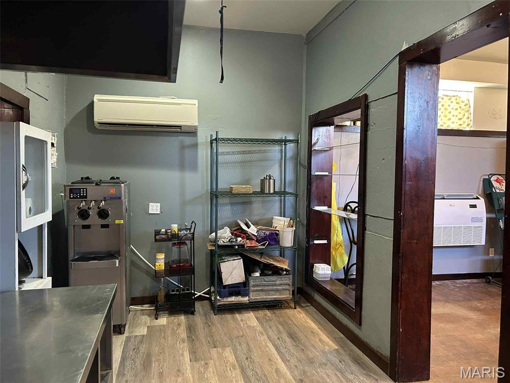 502 E Washington Street Property Photo 8