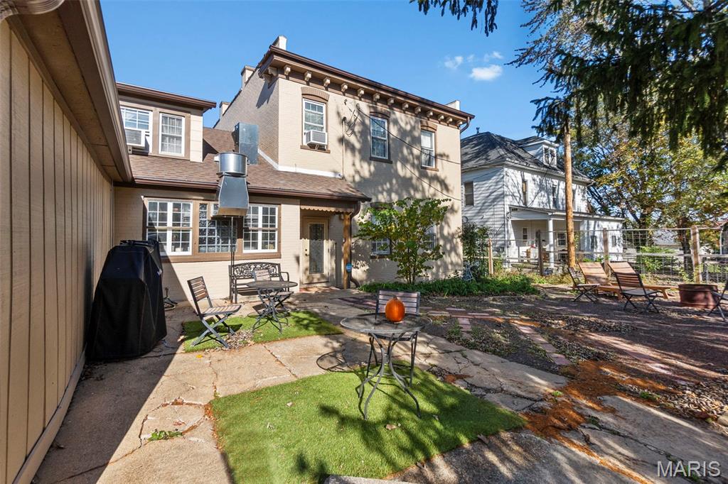 221 W Saint Joseph Street Property Photo 4