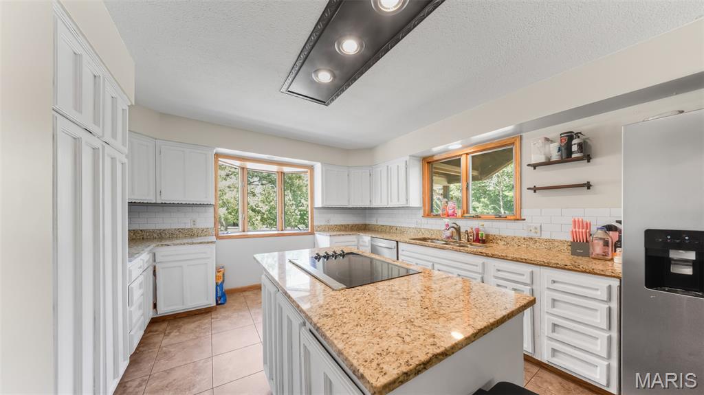 12192 Oak Hill Drive Property Photo 7