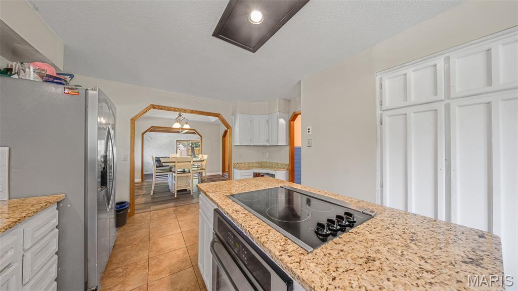 12192 Oak Hill Drive Property Photo 8