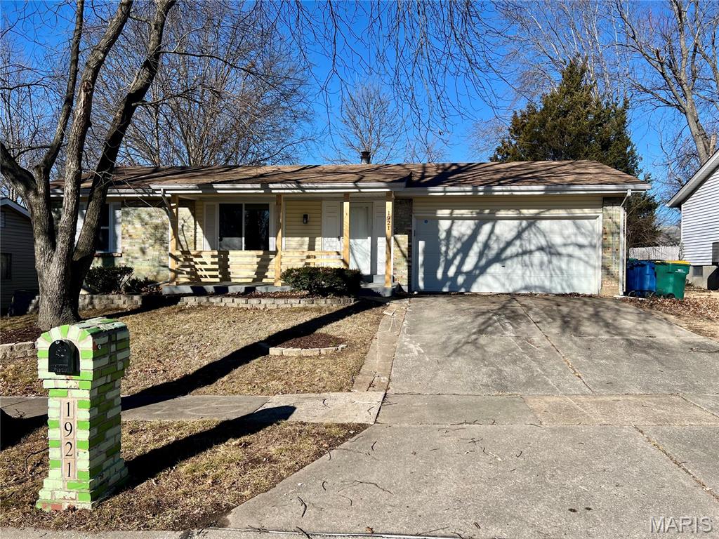 1921 Lakeheights Lane Property Photo 1