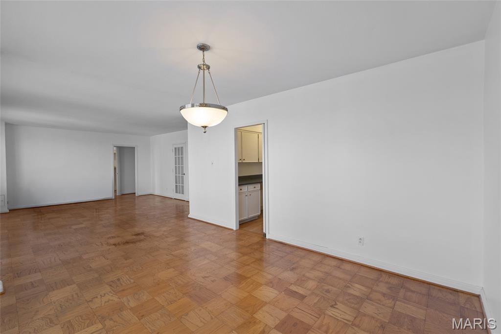 900 S Hanley Road 11b Property Photo 6
