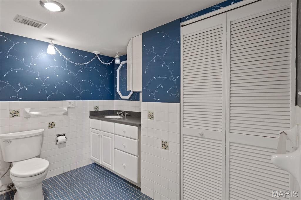 900 S Hanley Road 11b Property Photo 17