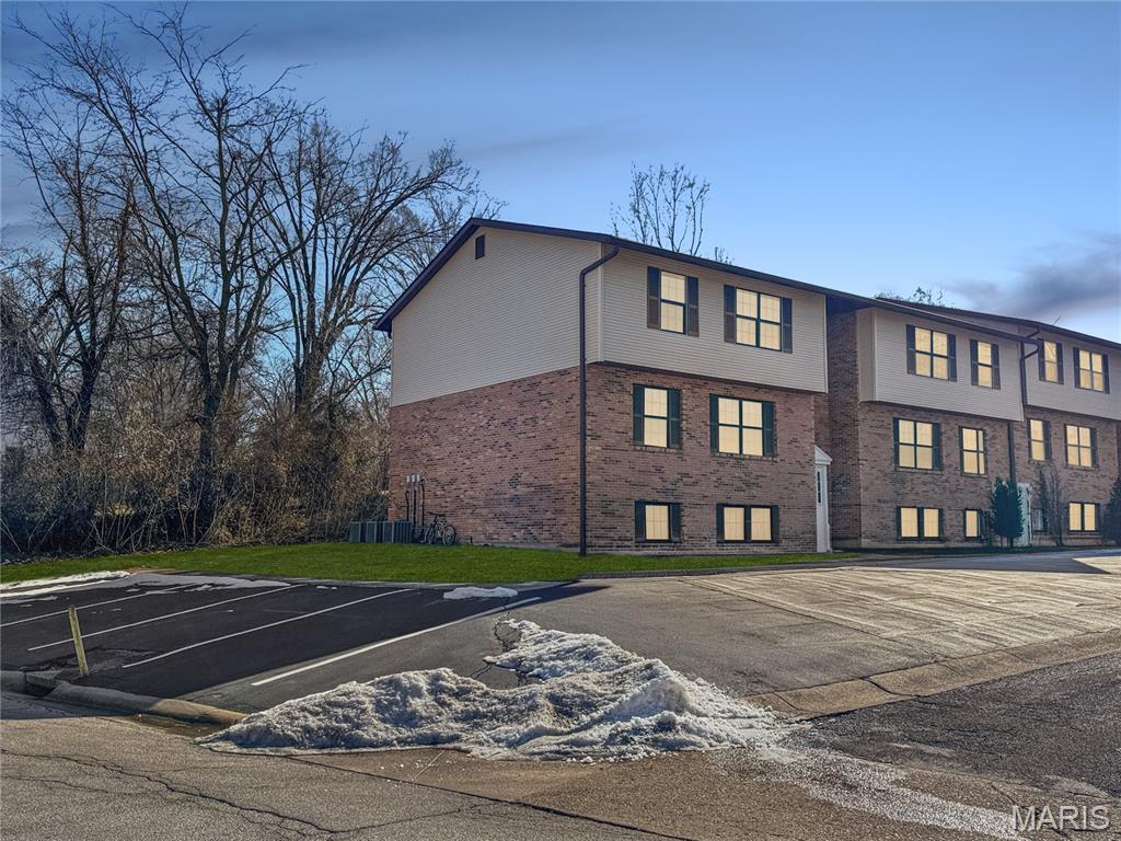 21 Village West Court 302 Property Photo 2