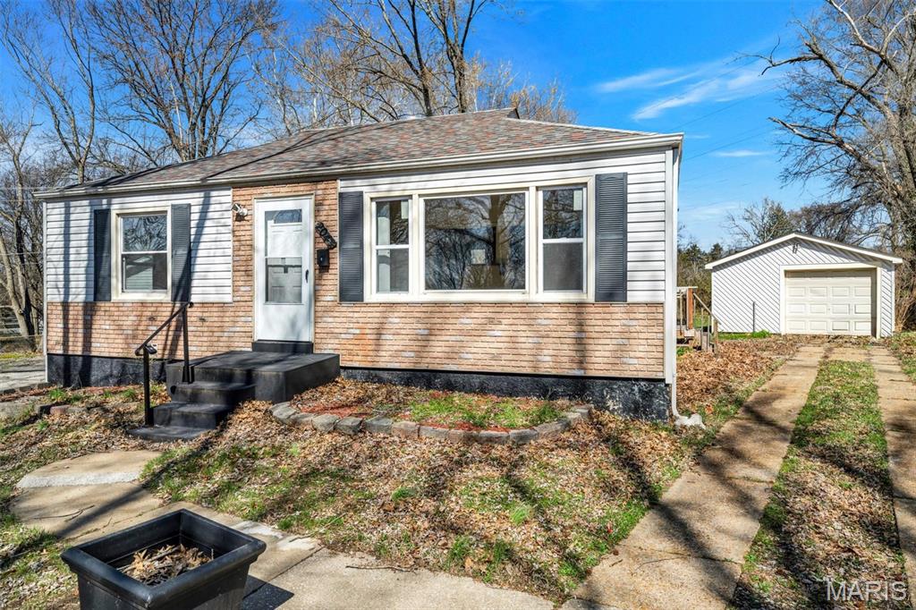2045 Bainbridge Drive Property Photo 2
