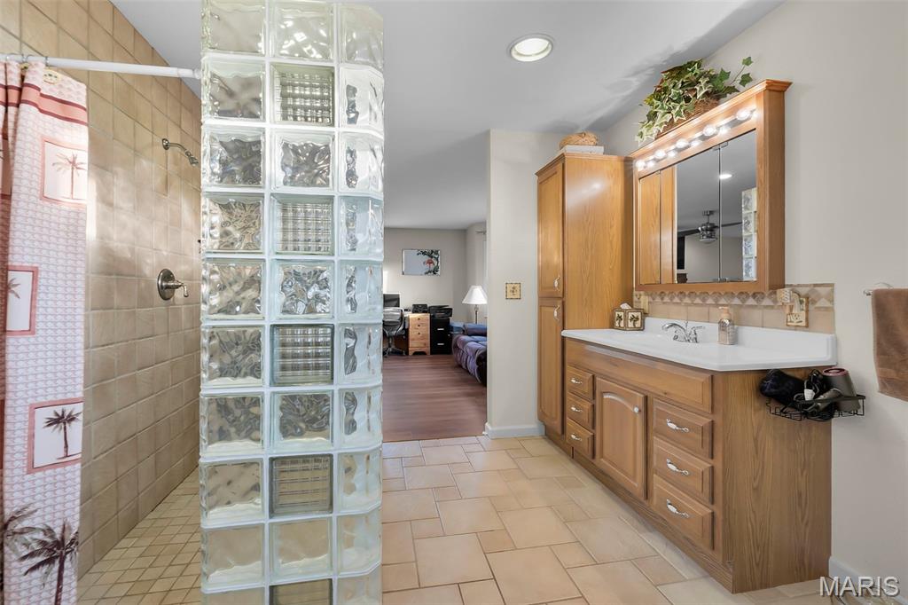 2049 Madison 208 Property Photo 24