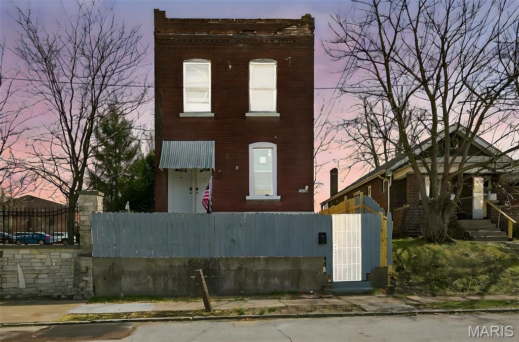 1468 E Warne Avenue Property Photo 1