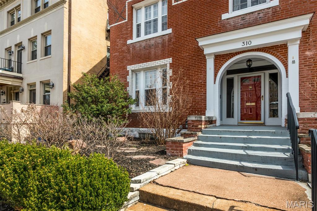 310 N Newstead Avenue Property Photo 4