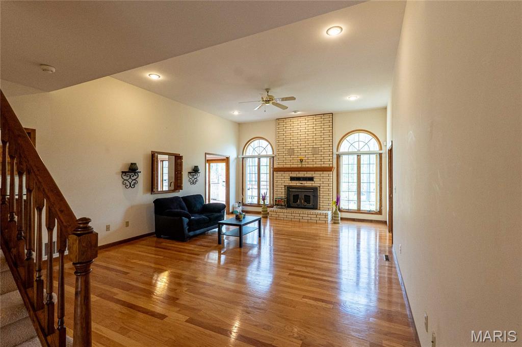 900 Country Lane Property Photo 3