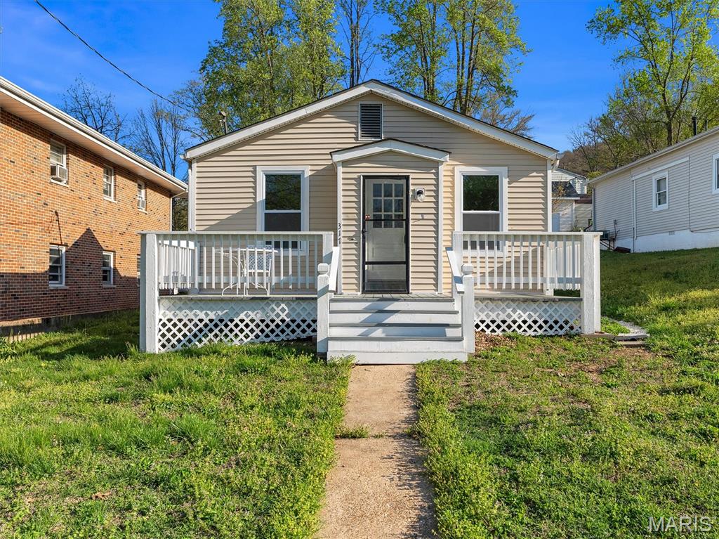 317 E Sand Street Property Photo 1