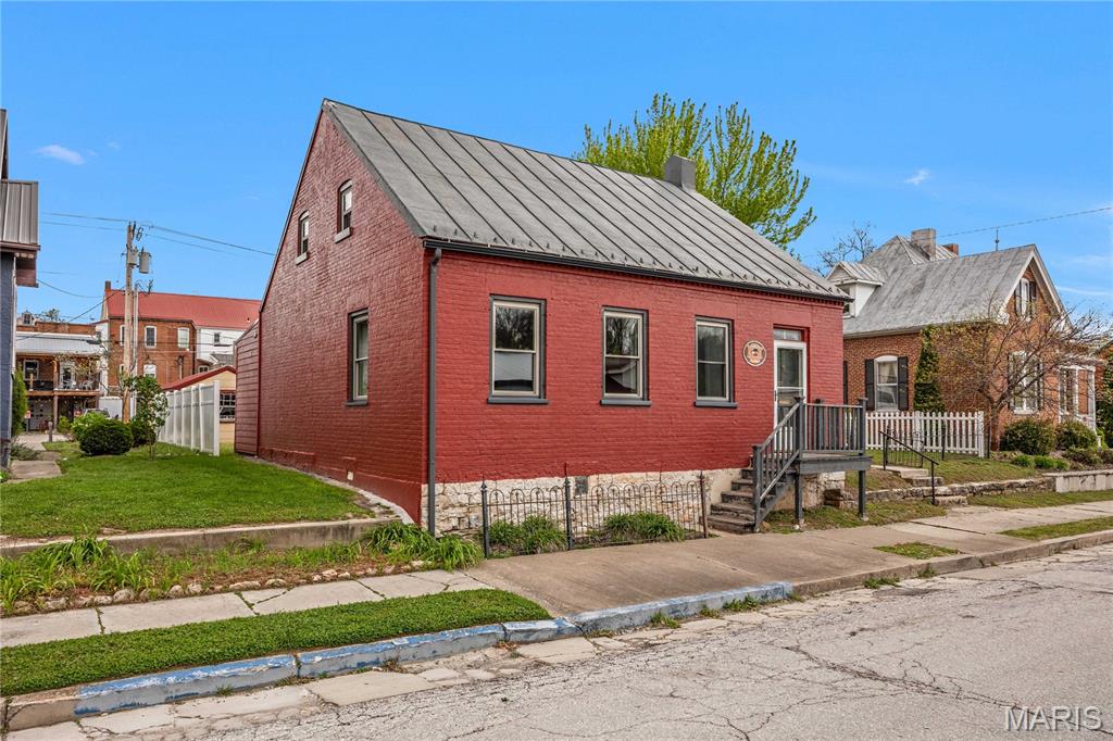 117 E 5th Street Property Photo 1