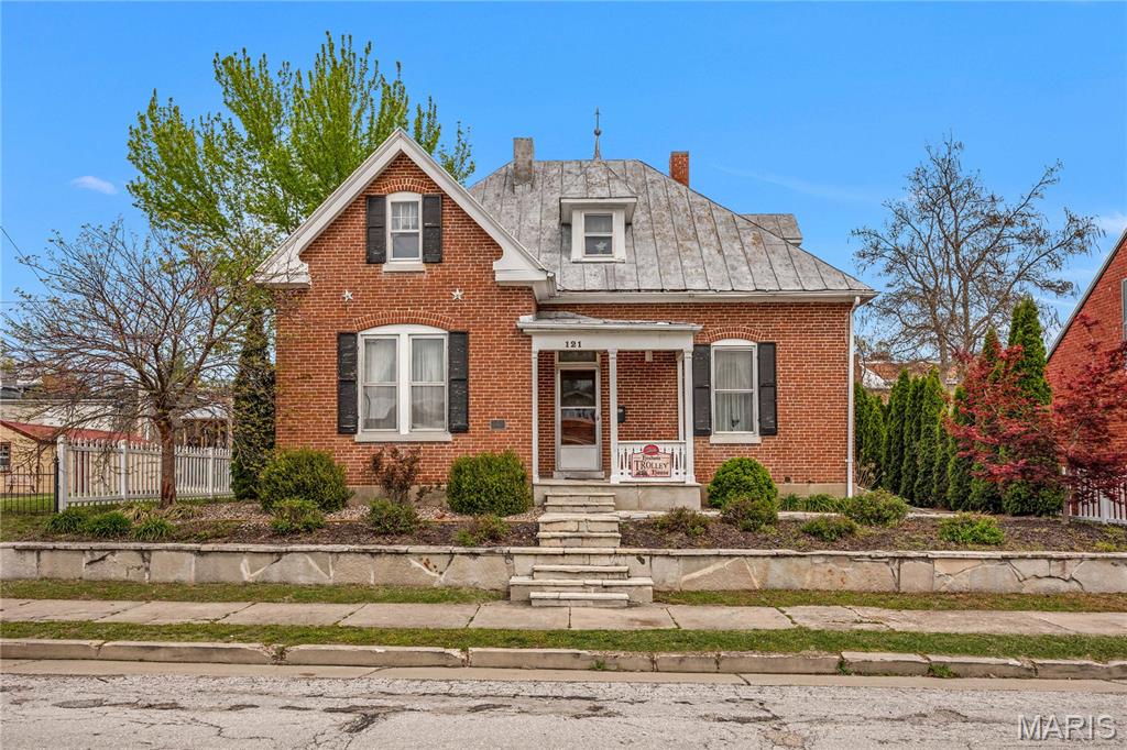 121 E 5th Street Property Photo 1