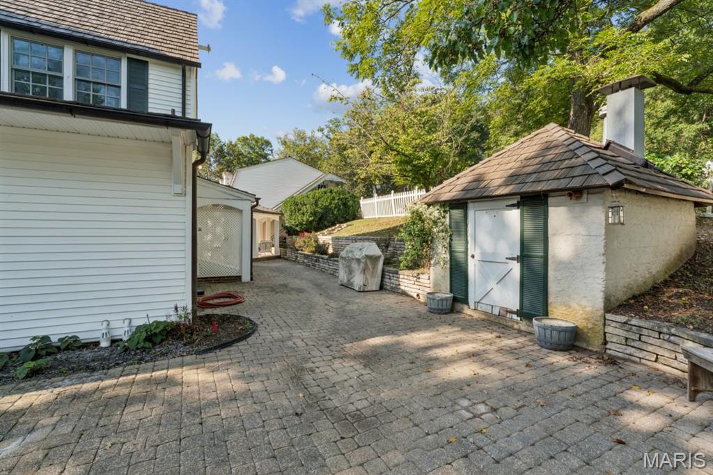 2333 Ossenfort Road Property Photo 7