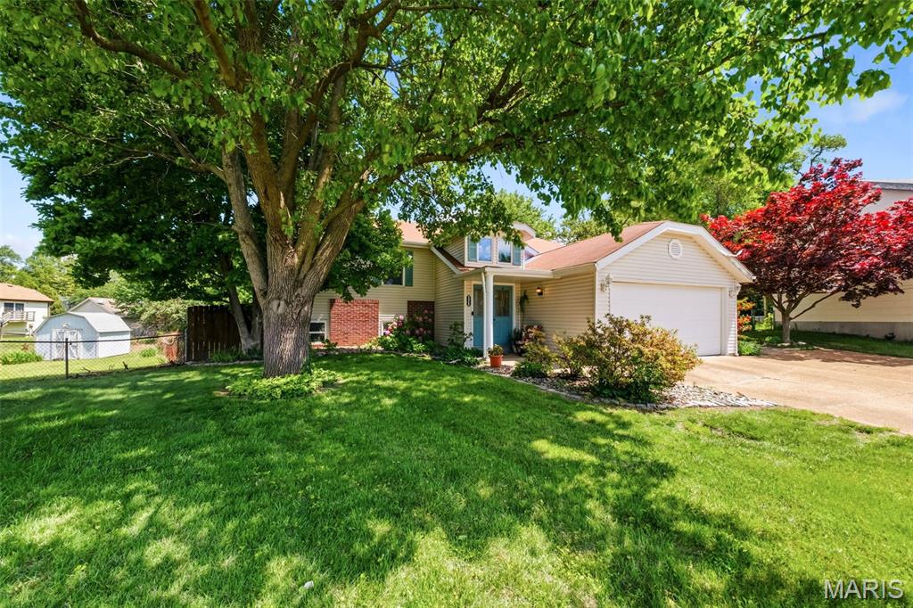 2425 Farnham Court Property Photo 3