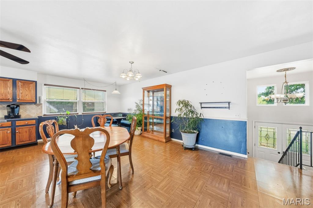 2425 Farnham Court Property Photo 7