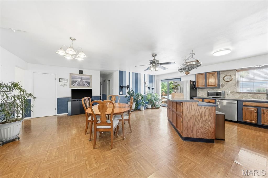 2425 Farnham Court Property Photo 9