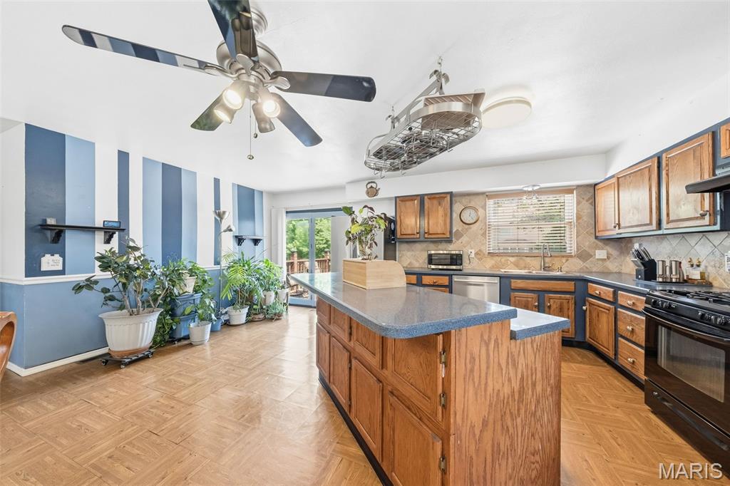 2425 Farnham Court Property Photo 10