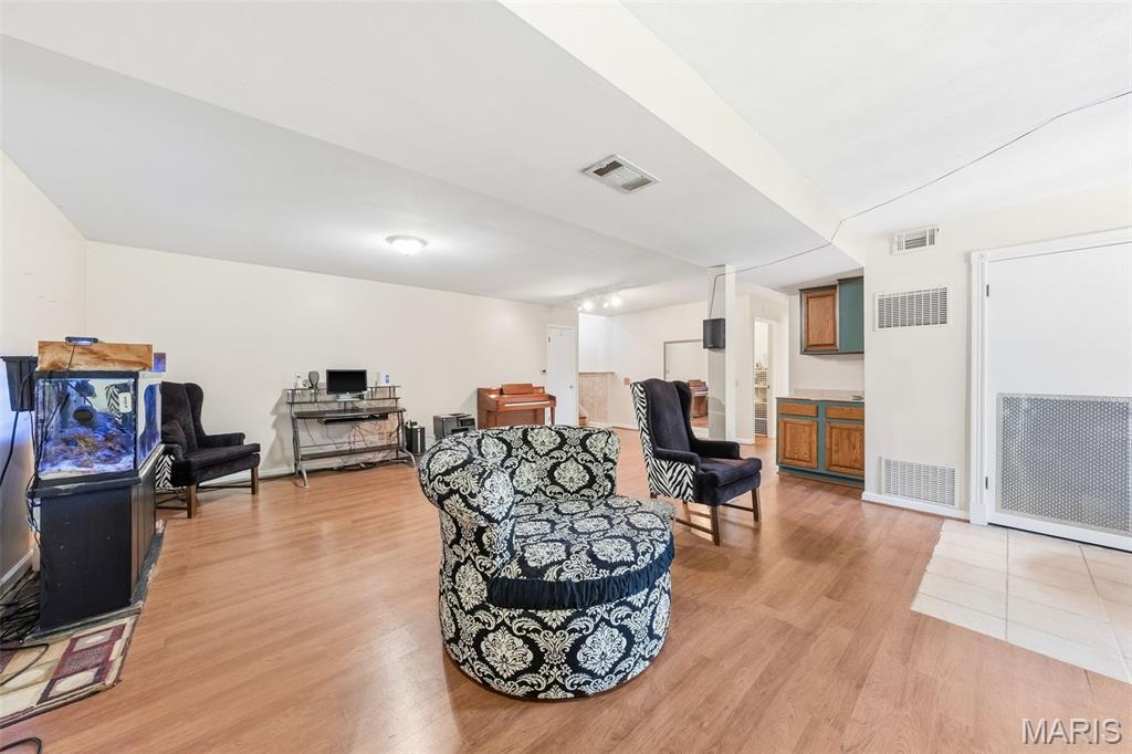 2425 Farnham Court Property Photo 25
