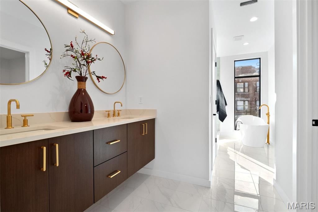 215 N Sarah Street 8 Property Photo 25