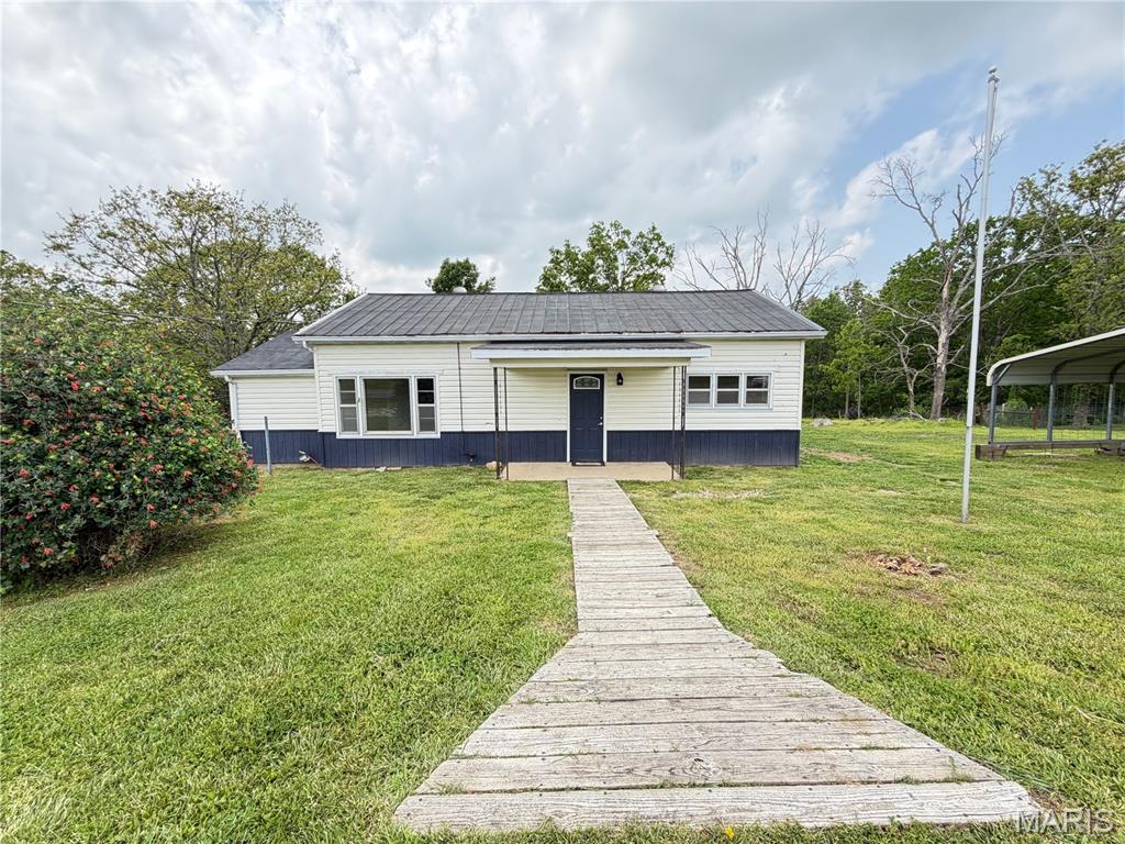 5611 Highway E Property Photo 1