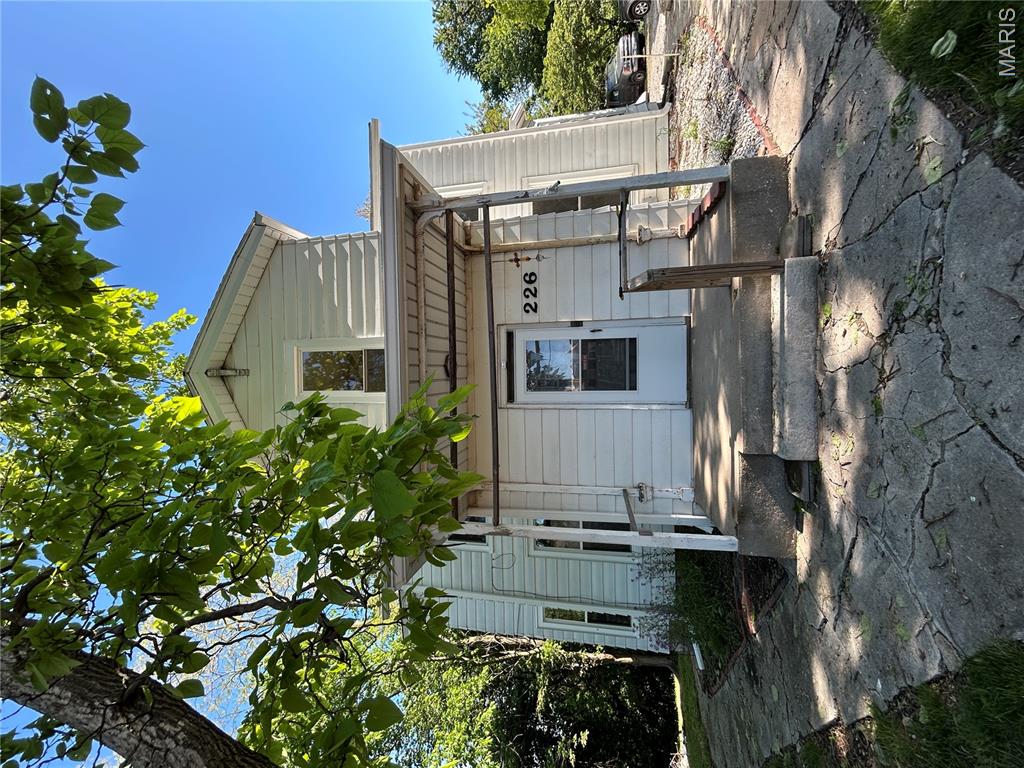226 E 5th Street Property Photo 1