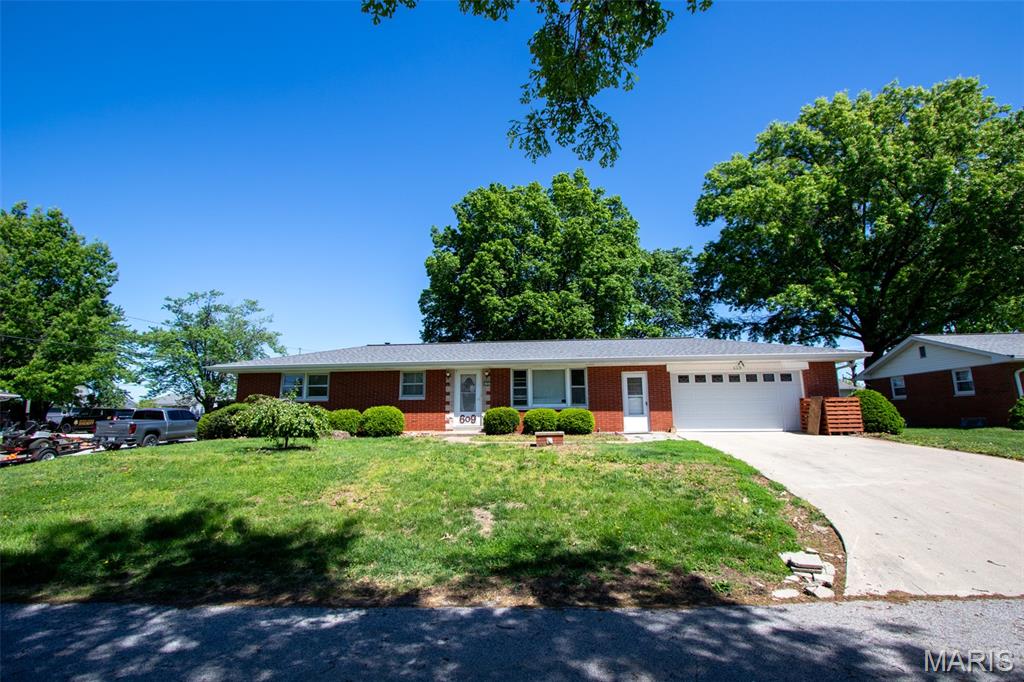609 Willow Lane Property Photo 1