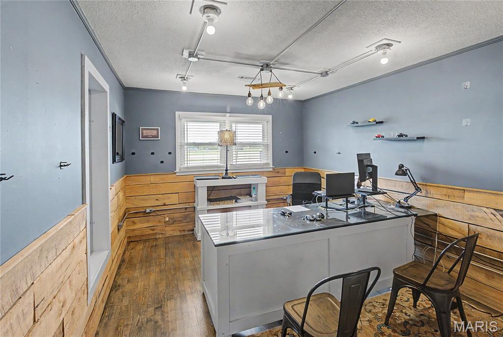 2102 N Outer Road Property Photo 11