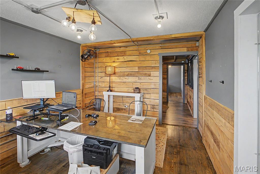 2102 N Outer Road Property Photo 12