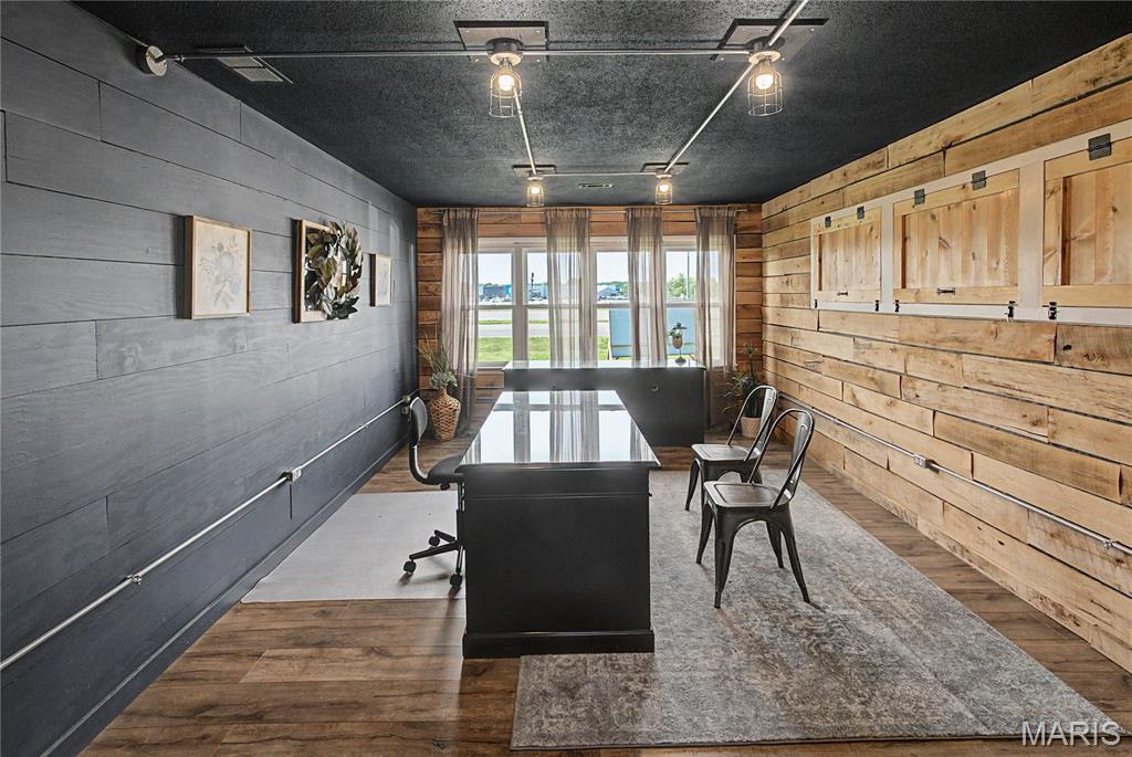 2102 N Outer Road Property Photo 14