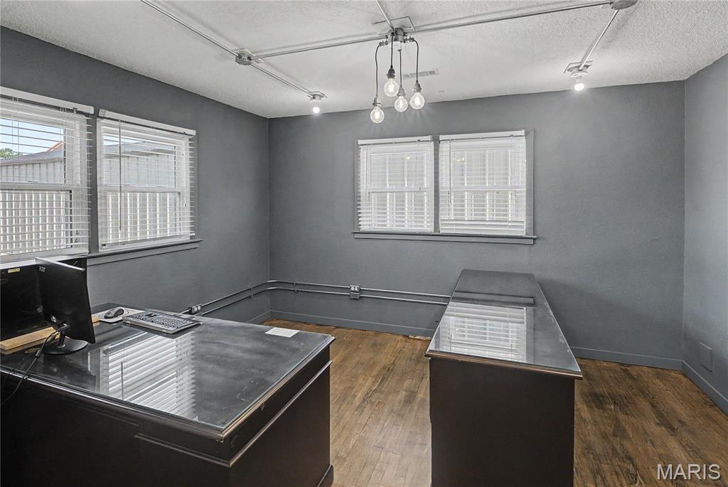 2102 N Outer Road Property Photo 17