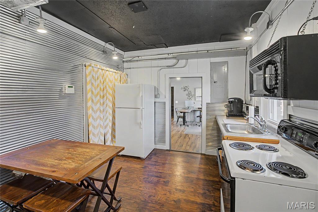 2102 N Outer Road Property Photo 23