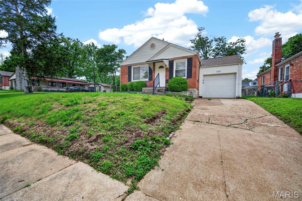 1127 Pembroke Drive Property Photo 2