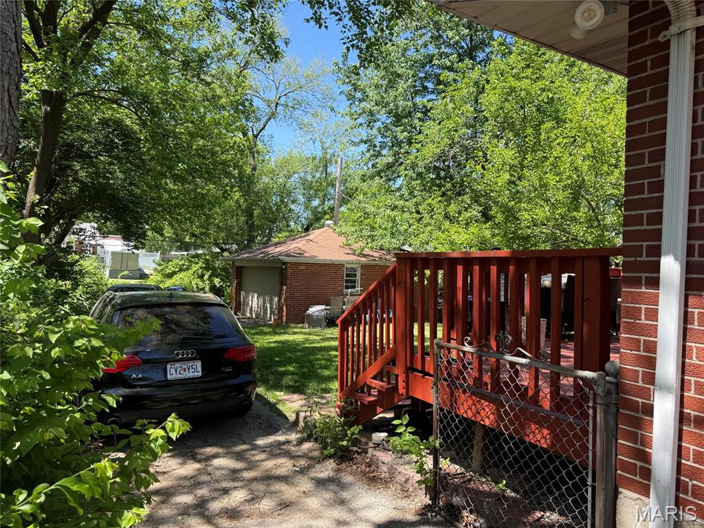185 De Smet Drive Property Photo 2