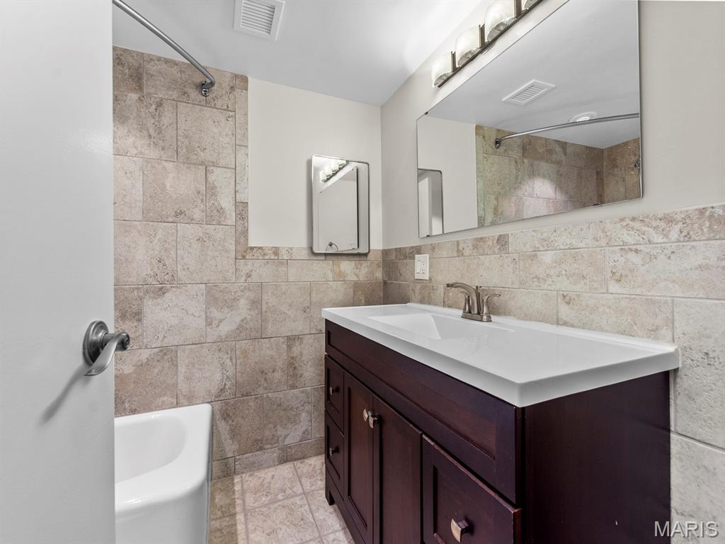 900 S Hanley Road 3d Property Photo 17