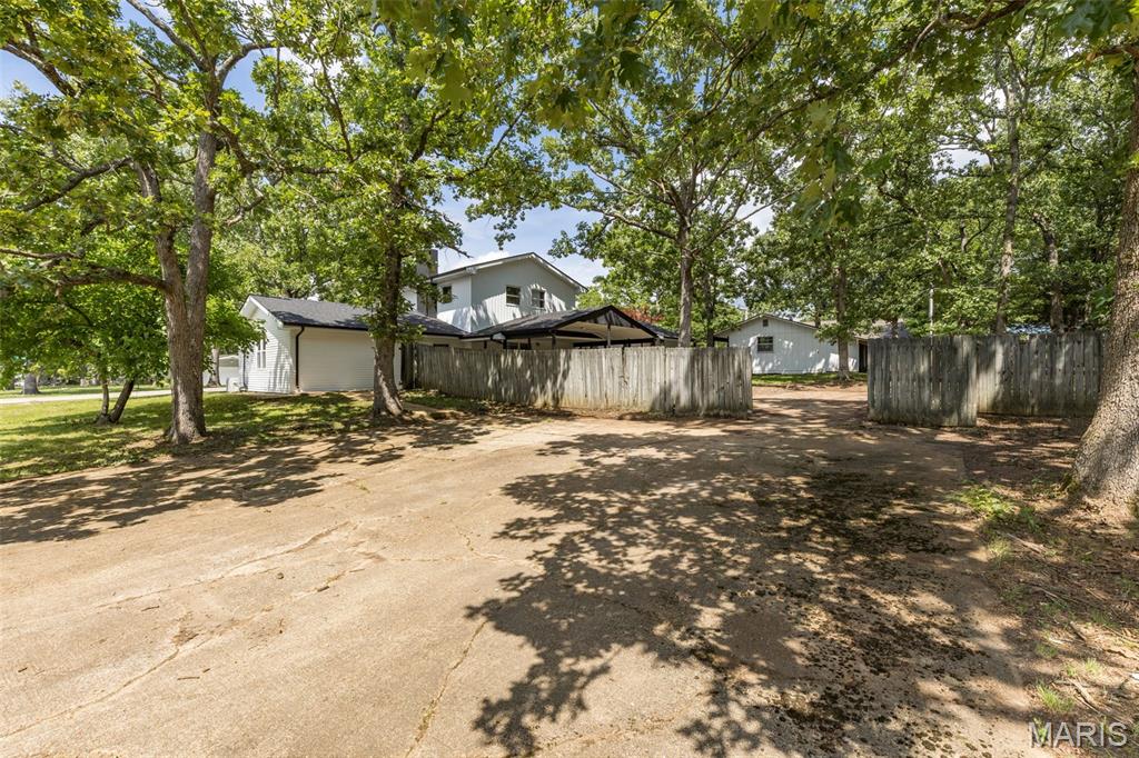 1514 E Mont Carmel Street Property Photo 4