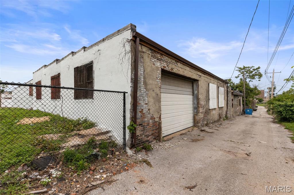 4561 Delmar Boulevard Property Photo 8