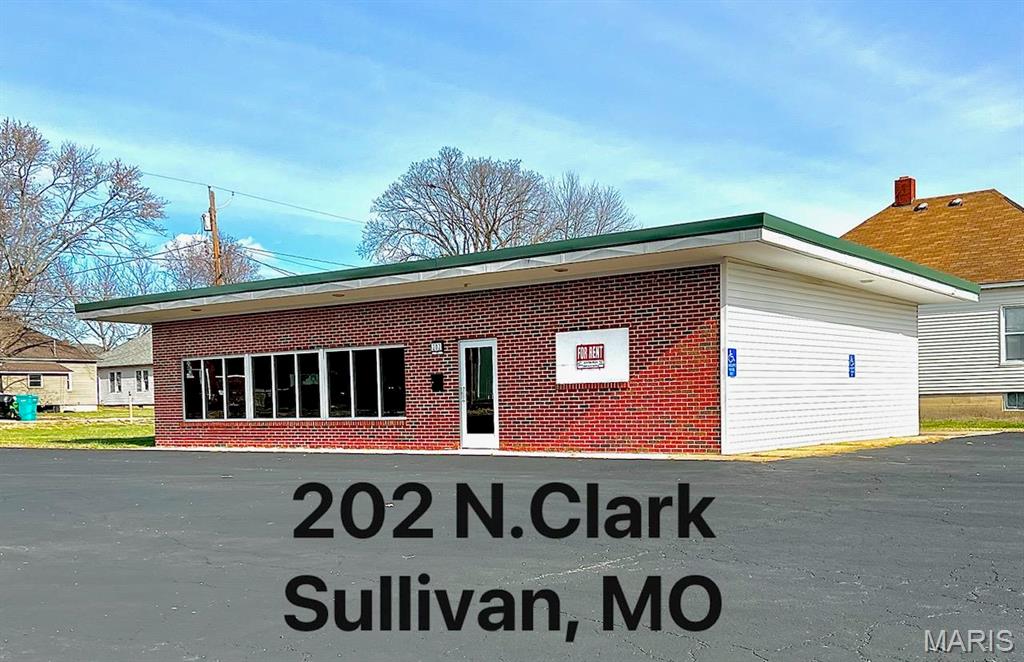 202 N Clark Street Property Photo 1