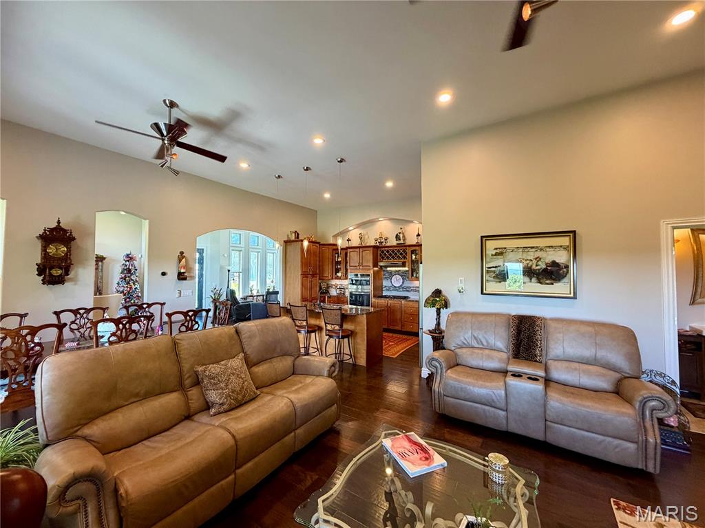 120 El Rancho Drive Property Photo 13