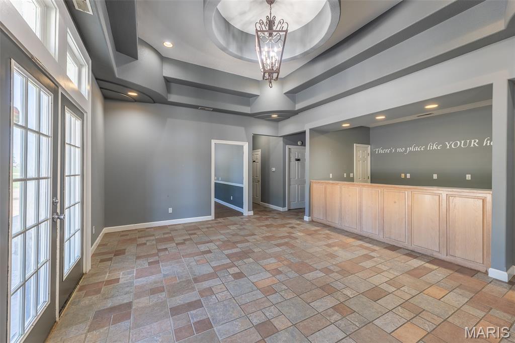 602 E Outer Road Property Photo 8
