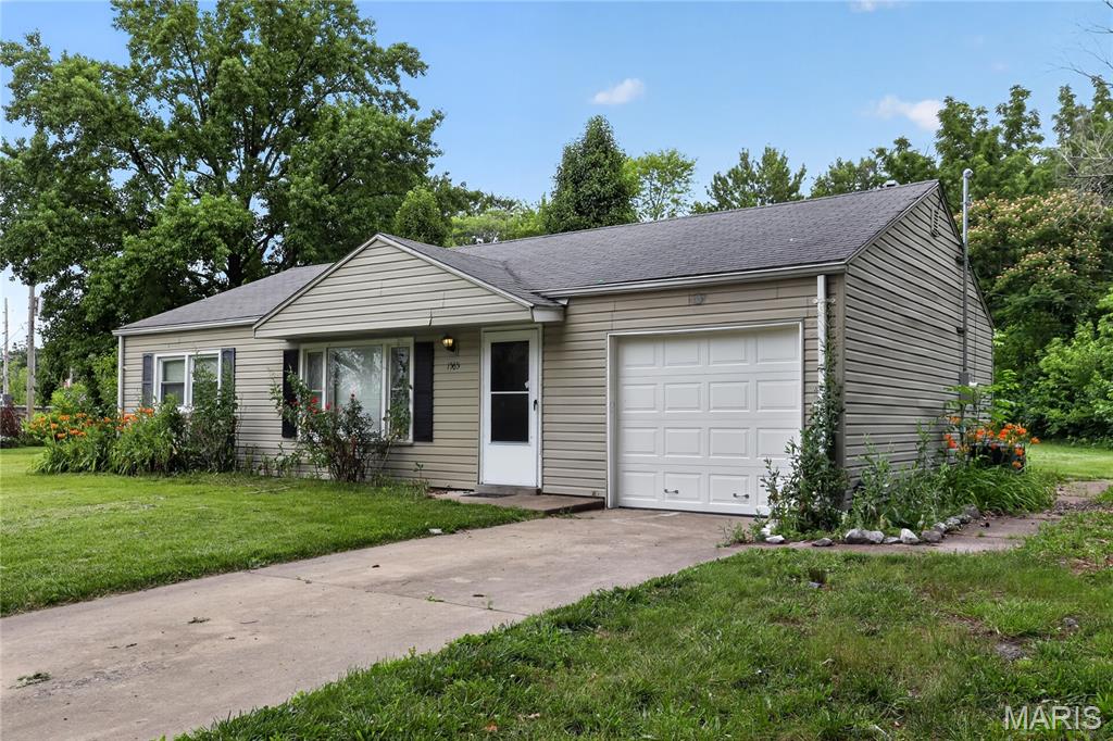 1565 Lakeside Lane Property Photo 1
