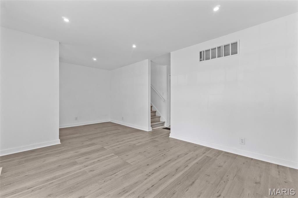 940 Maple Place Property Photo 10