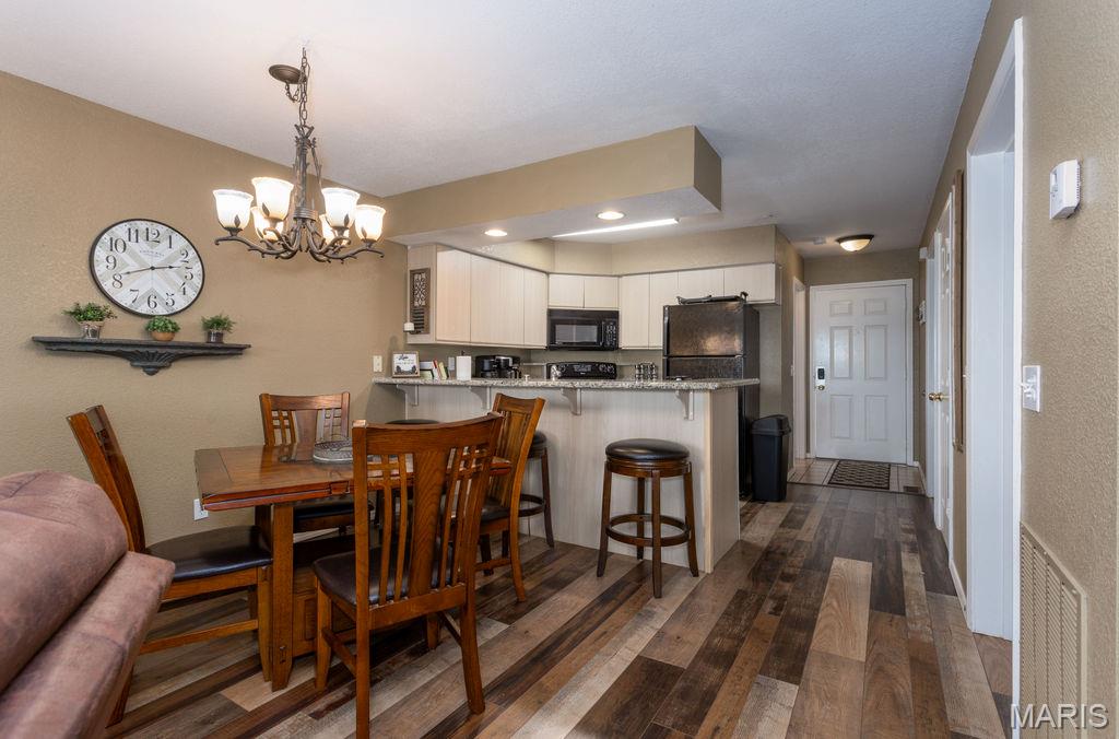700 Emerald Pointe Dr 101 Property Photo 10