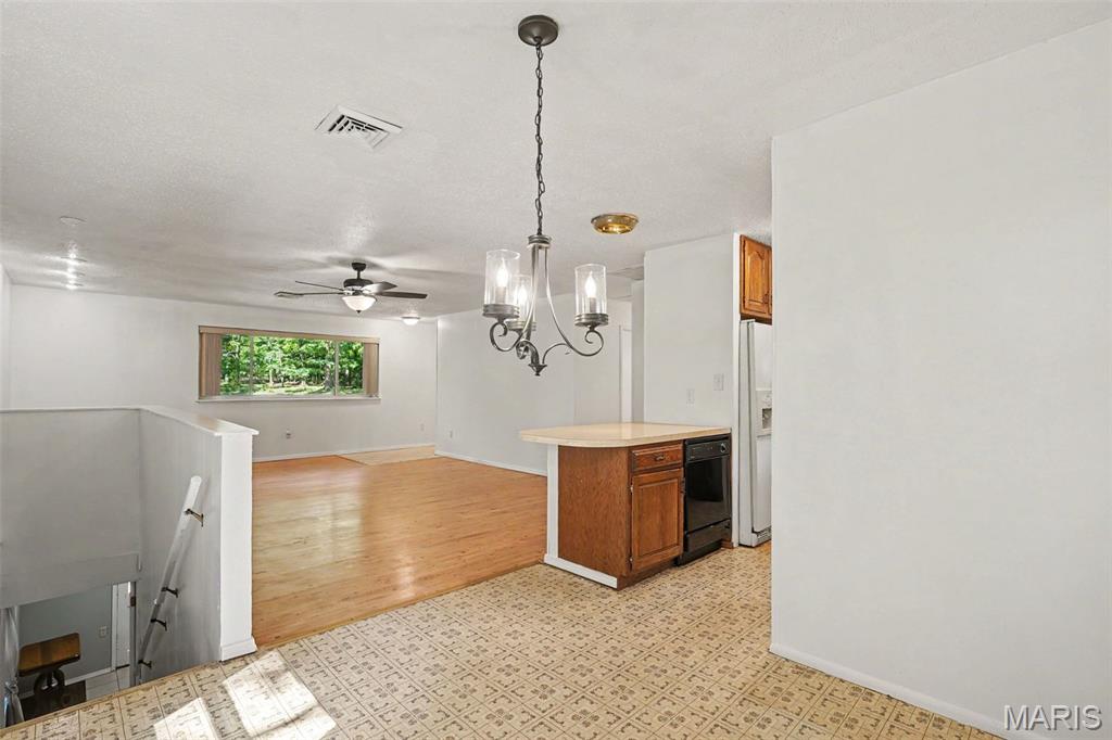 5072 Oak Tree Lane Property Photo 9