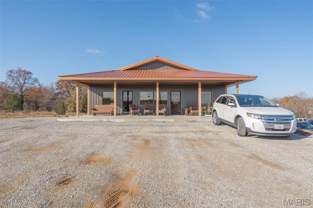 140 W Outer Rd. Property Photo 2