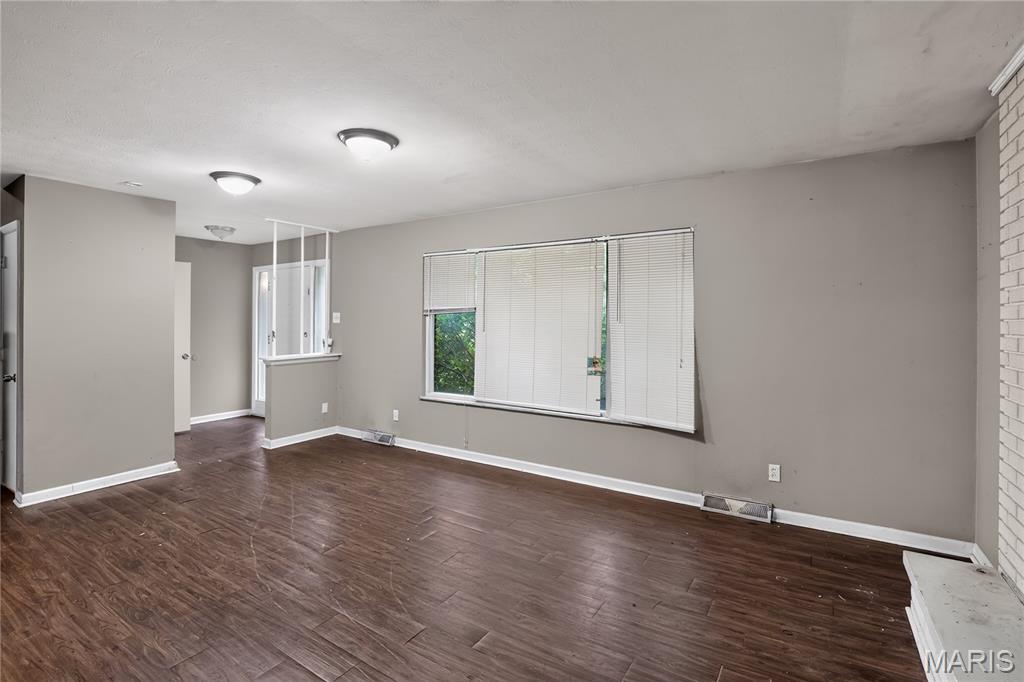 2245 N Elizabeth Avenue Property Photo 5