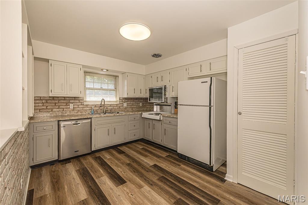 4327 Chateau De Ville Drive Property Photo 6